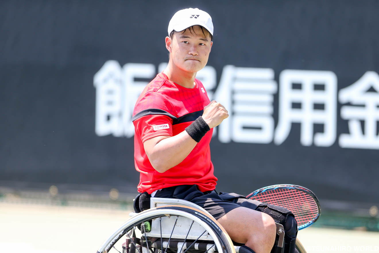世界ランキング1位のウデから1セットを奪い、ガッツポーズをする三木拓也(トヨタ自動車) | 女子シングルス上地、準決勝へ駒を進める。
|飯塚国際車いすテニス大会 | Glitters 障害者スポーツ専門ニュースメディア