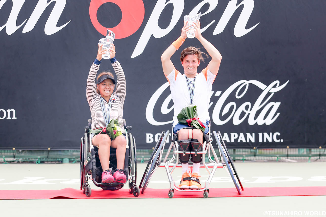 5連覇を達成した上地結衣(エイベックスホールディングス)=左側 | 女子シングルス上地が5連覇達成。
|飯塚国際車いすテニス大会 | Glitters 障害者スポーツ専門ニュースメディア