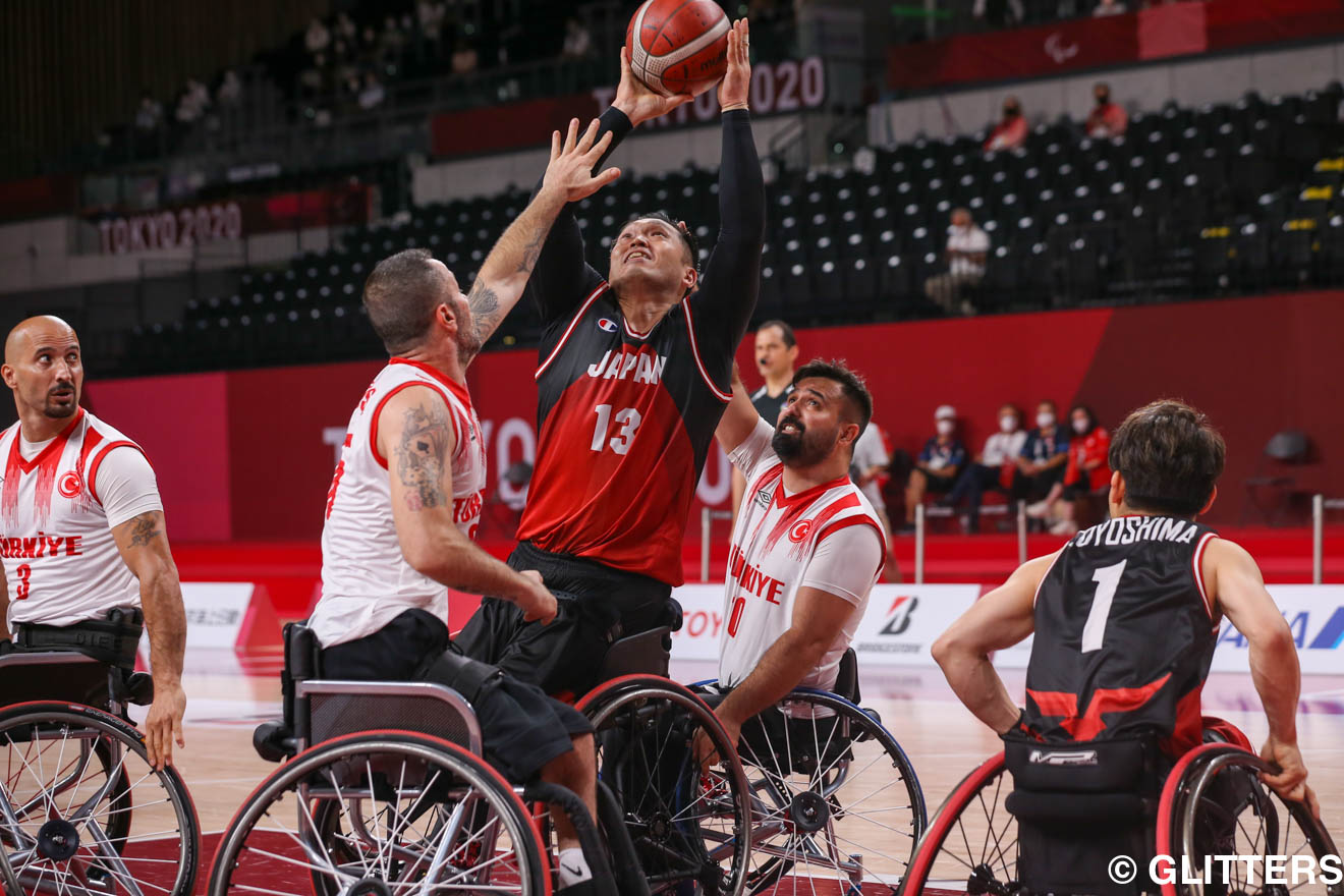 積極的にシュートに向かい19得点を記録した藤本怜央 | 車いすバスケットボール男子は予選4勝1敗で決勝トーナメントへ!|東京2020パラリンピック競技大会 8/30【大会7日目】 | Glitters 障害者スポーツ専門ニュースメディア