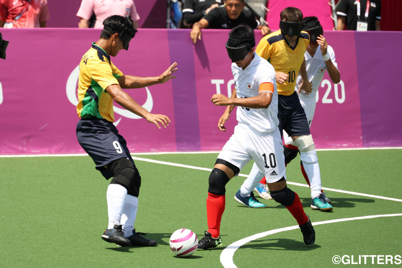 ドリブルを仕掛ける日本のエースストライカー、川村怜 | 車いすバスケットボール男子は予選4勝1敗で決勝トーナメントへ!|東京2020パラリンピック競技大会 8/30【大会7日目】 | Glitters 障害者スポーツ専門ニュースメディア