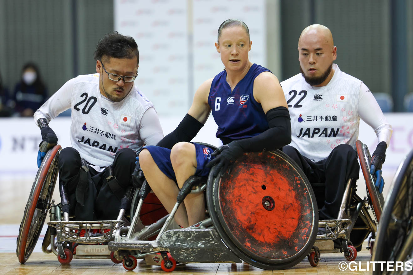 乗松隆由(左・白20番)と乗松聖矢(右・白22番)が息のあったディフェンスでサラ・アダムをブロックする | 日本が「チーム力」で全勝優勝!パリ出場権獲得に向け弾み|2023ジャパンパラ車いすラグビー競技大会 | Glitters 障害者スポーツ専門ニュースメディア
