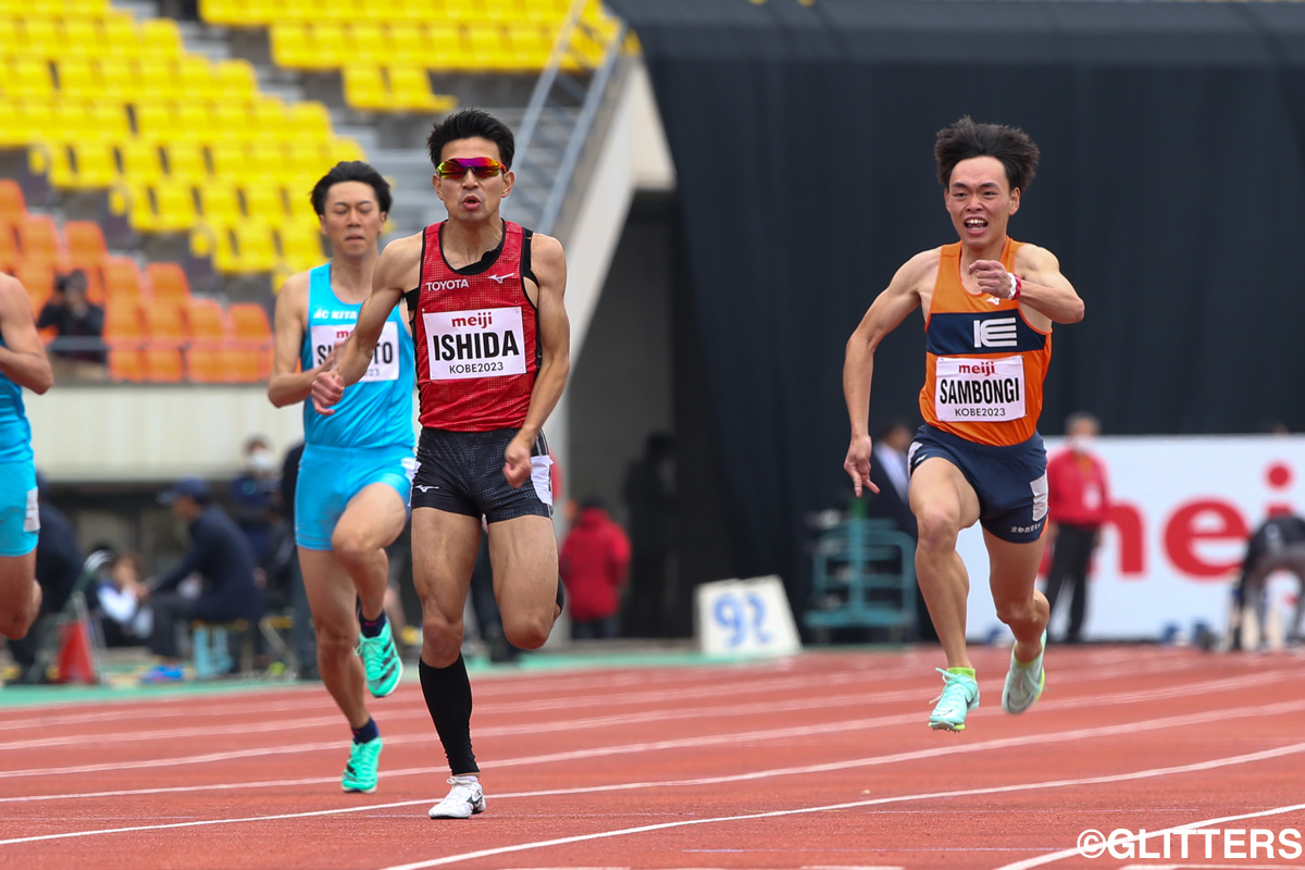 ライバル対決で、熱い戦いを見せた石田駆(中央)と三本木優也(右) | ライバルとともに高みを目指す
~「第34回日本パラ陸上競技選手権大会」【2日目】~|第34回日本パラ陸上競技選手権大会【2日目】 | Glitters 障害者スポーツ専門ニュースメディア