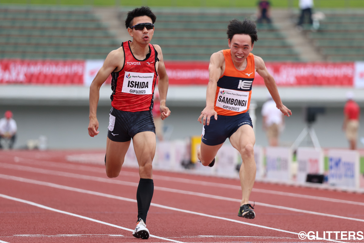 男子100メートル(T45, 46, 47)でライバル対決を制した石田駆(左) | 世界選手権での活躍を誓い力の限りを尽くす
~2023 ジャパンパラ陸上競技大会(1日目)~|2023 ジャパンパラ陸上競技大会【1日目】 | Glitters 障害者スポーツ専門ニュースメディア
