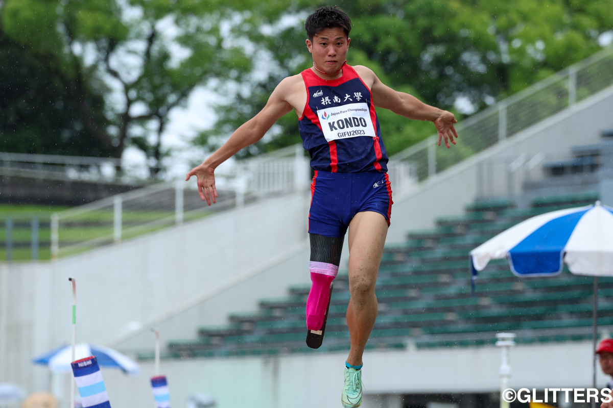 男子走り幅跳び(T63)で軽やかな跳躍を見せた近藤元 | 「日本代表」の誇りを胸に いざ世界へ!~2023ジャパンパラ陸上競技大会(2日目)~|2023 ジャパンパラ陸上競技大会【2日目】 | Glitters 障害者スポーツ専門ニュースメディア