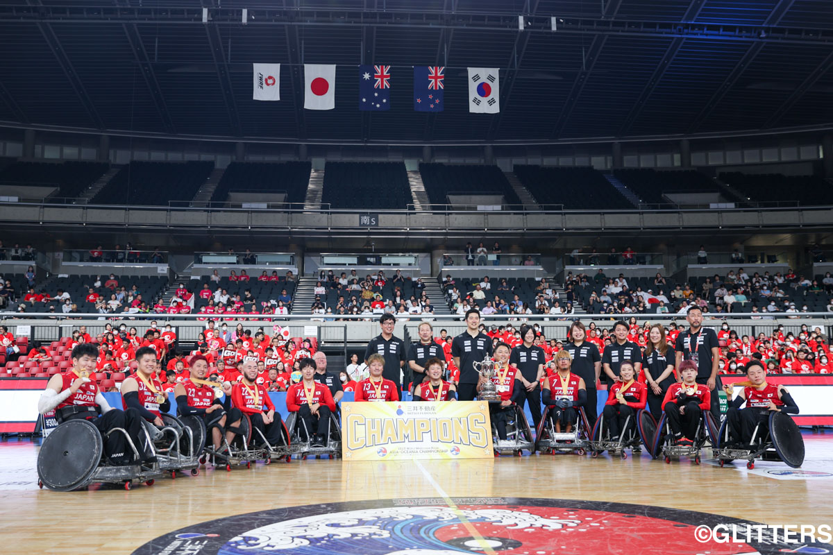 金メダルとともにパリパラリンピックへの出場権を獲得した日本代表の選手たち | 車いすラグビー日本代表 「日本ラグビー」でパリパラリンピック出場権獲得!|三井不動産 2023ワールド車いすラグビー アジア・オセアニア チャンピオンシップ | Glitters 障害者スポーツ専門ニュースメディア
