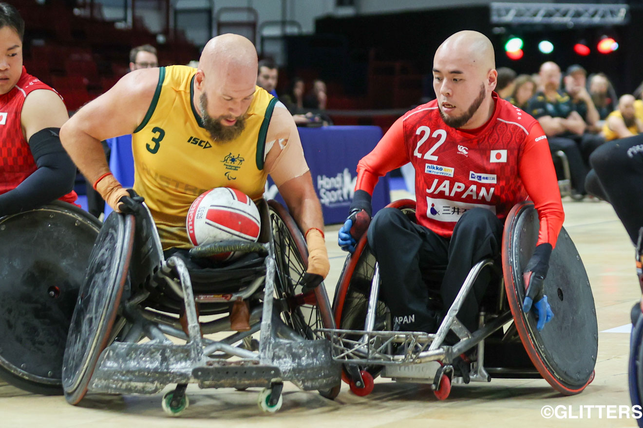 相手の攻撃の要であるライリー・バット(左)を止める乗松聖矢(右) | 車いすラグビー日本代表 準決勝でオーストラリアに敗れ決勝進出を逃す|International Wheelchair Rugby Cup Paris 2023(4日目) | Glitters 障害者スポーツ専門ニュースメディア