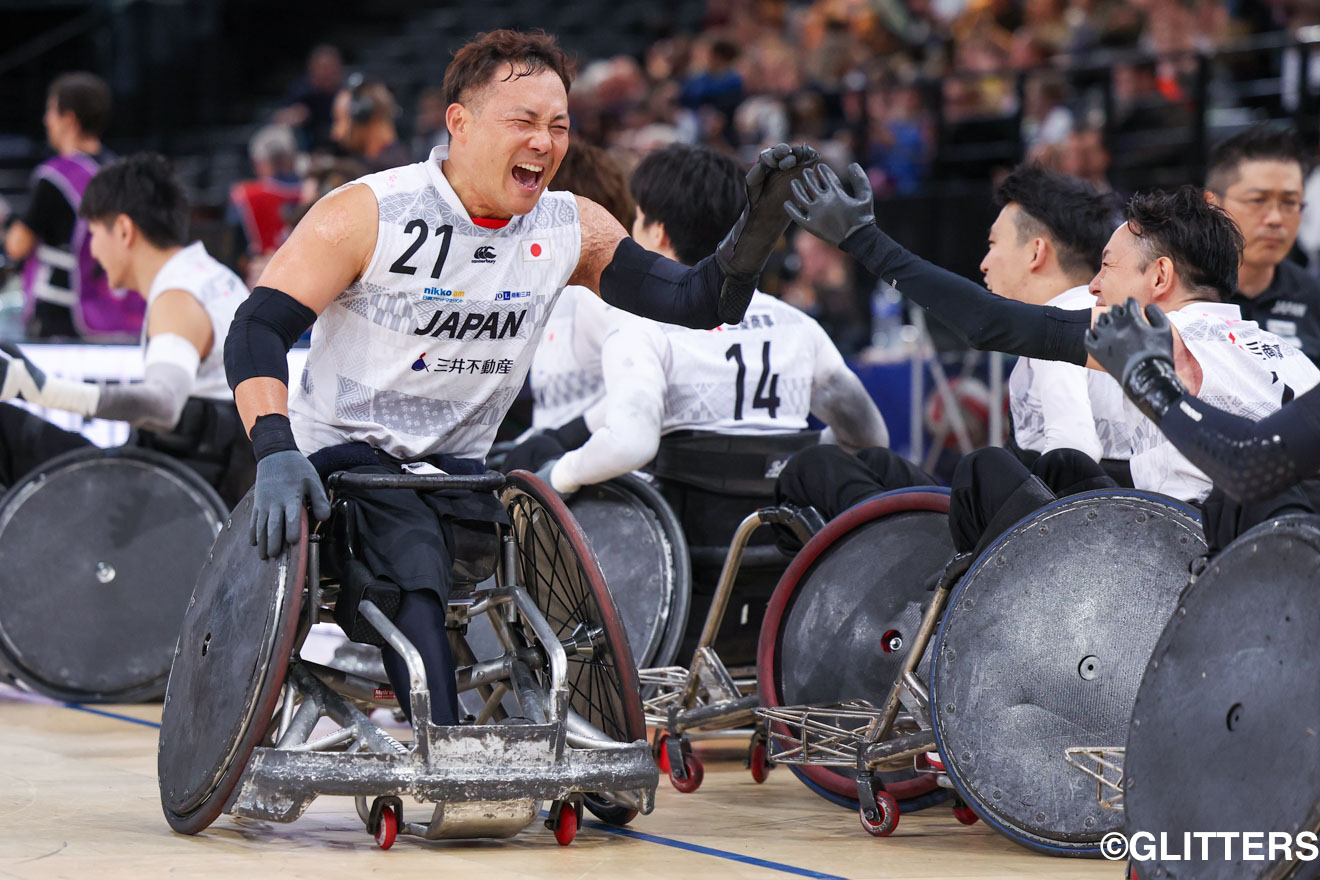 チーム一丸となって掴んだ勝利をハイタッチで讃え合う池透暢 | 車いすラグビー日本代表 3位決定戦でフランスを下し銅メダル獲得!|International Wheelchair Rugby Cup Paris 2023(最終日) | Glitters 障害者スポーツ専門ニュースメディア