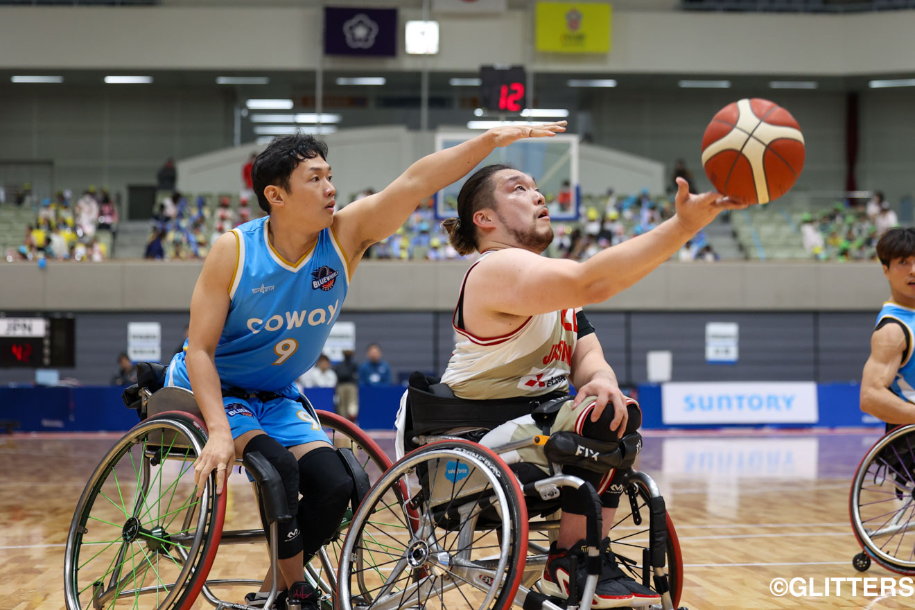 得意のレイアップシュートを決める今大会チーム最年長の古川諒 | 悔しさも手応えもすべての経験が次世代の成長の糧に|第20回北九州チャンピオンズカップ国際車いすバスケットボール大会 | Glitters 障害者スポーツ専門ニュースメディア