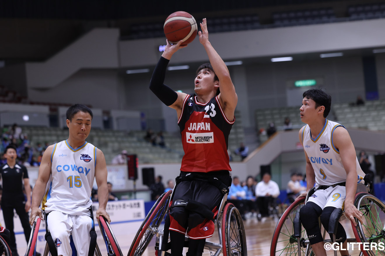 ゴール下のポジションを果敢に狙いショットを放つハイポインター岩田晋作 | 悔しさも手応えもすべての経験が次世代の成長の糧に|第20回北九州チャンピオンズカップ国際車いすバスケットボール大会 | Glitters 障害者スポーツ専門ニュースメディア