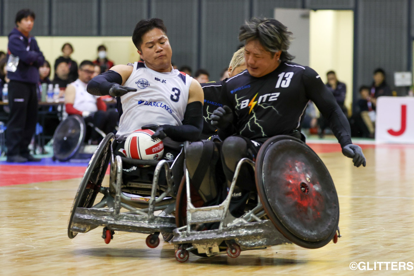 STORMERSの得点源橋本勝也(左)へ激しいタックルで守るBLITZの島川慎一(右) | BLITZが8年ぶりに王座奪還!9度目の日本一に輝く|第25回車いすラグビー日本選手権大会 | Glitters 障害者スポーツ専門ニュースメディア