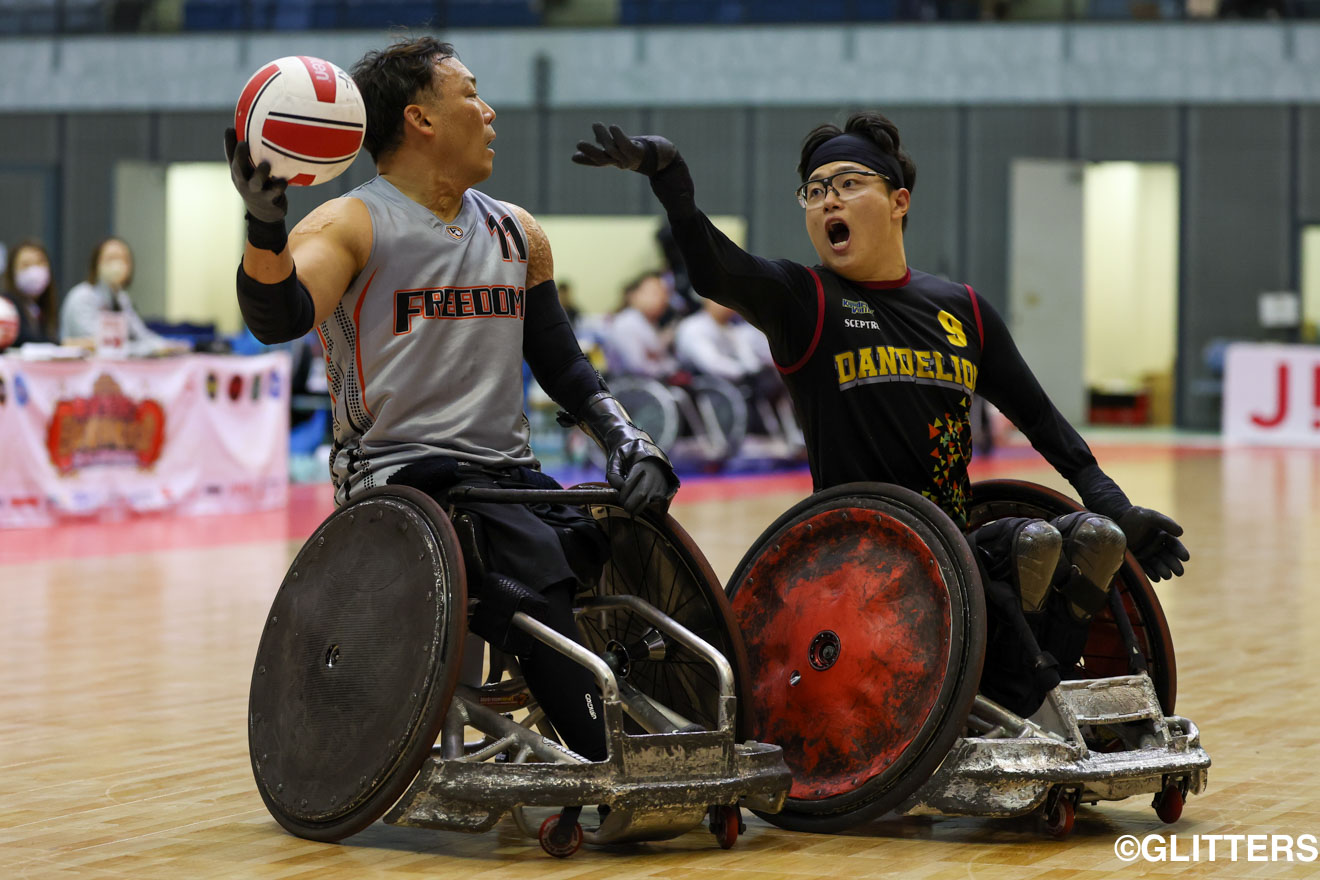 前回王者Freedomに対して圧倒的運動量でプレッシャーをかける朴雨撤(右) | BLITZが8年ぶりに王座奪還!9度目の日本一に輝く|第25回車いすラグビー日本選手権大会 | Glitters 障害者スポーツ専門ニュースメディア