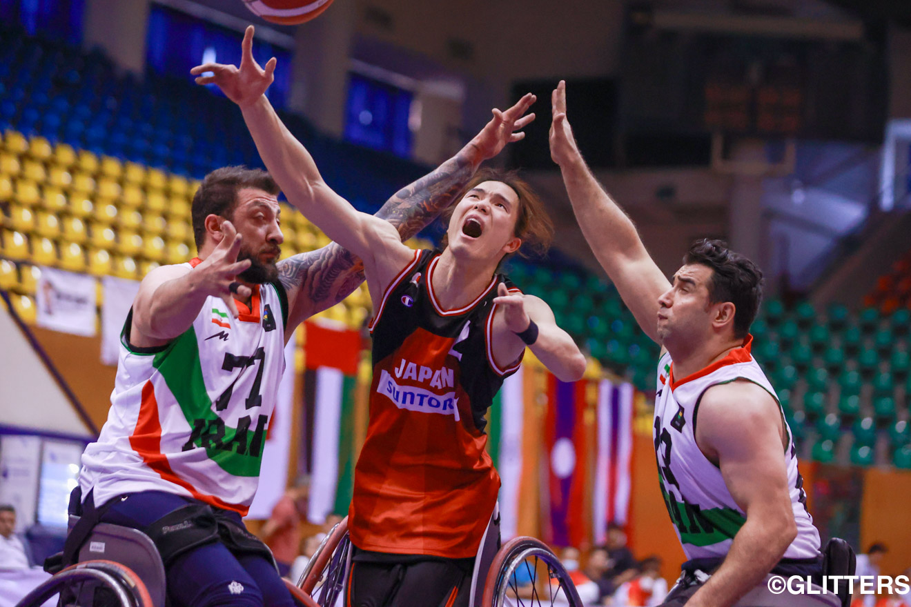 高さのあるイランのディフェンスをかわしシュートを狙う鳥海連志 | 男子日本代表、パリへの戦いに終止符も最後まで諦めない姿を披露|2024アジアオセアニアチャンピオンシップス | Glitters 障害者スポーツ専門ニュースメディア