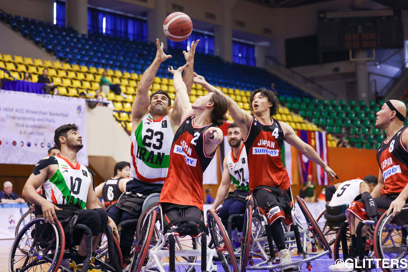 日本のディフェンスシステムはイランのビックマンたちを苦しめた(左から鳥海、髙柗、赤石) | 男子日本代表、パリへの戦いに終止符も最後まで諦めない姿を披露|2024アジアオセアニアチャンピオンシップス | Glitters 障害者スポーツ専門ニュースメディア