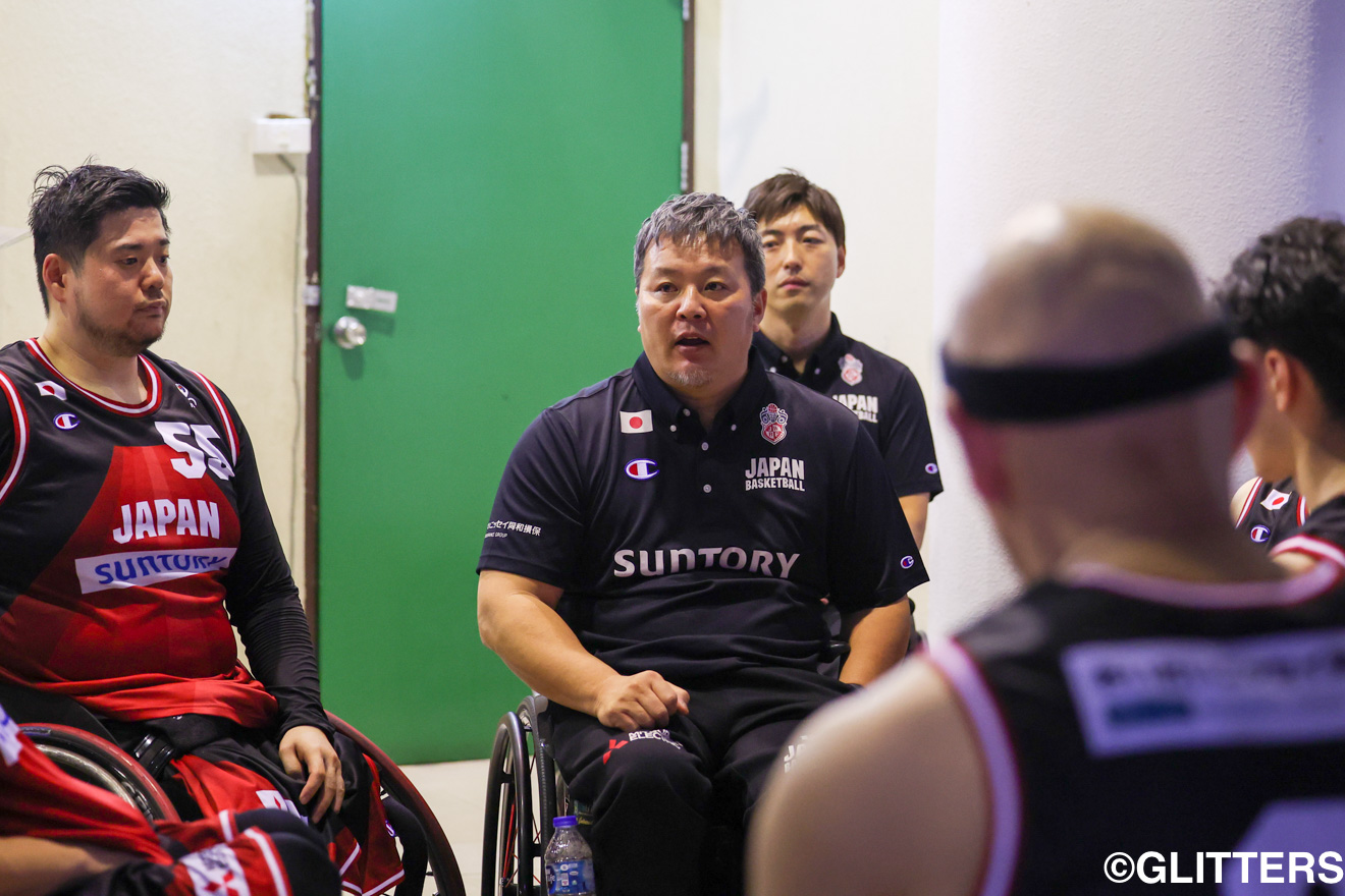 京谷HCは試合後の選手12人にねぎらいの言葉をかけ、日本代表としての責任を伝えた | 男子日本代表、パリへの戦いに終止符も最後まで諦めない姿を披露|2024アジアオセアニアチャンピオンシップス | Glitters 障害者スポーツ専門ニュースメディア