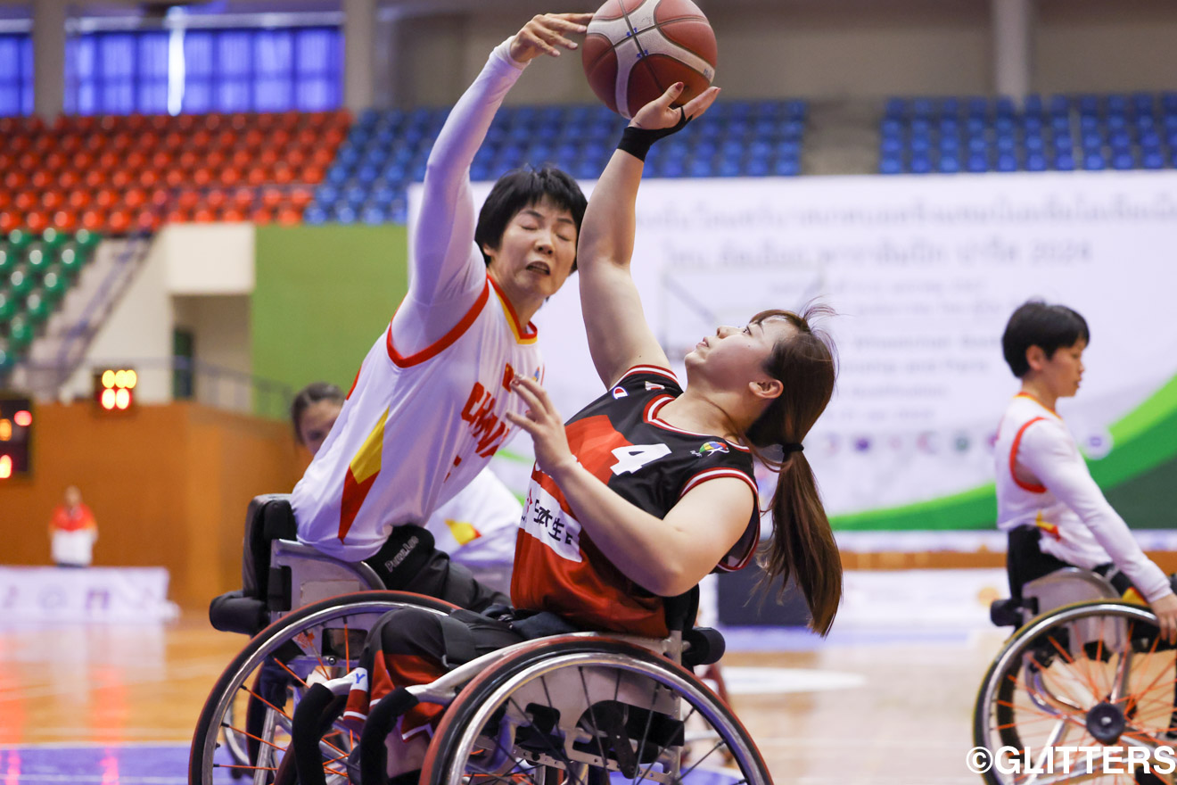 高さのある中国のディフェンスにも鋭いカットインからシュートを狙う柳本あまね | 女子日本代表、“最高の20分間”で打倒・中国にあと一歩に迫る!|2024アジアオセアニアチャンピオンシップス | Glitters 障害者スポーツ専門ニュースメディア