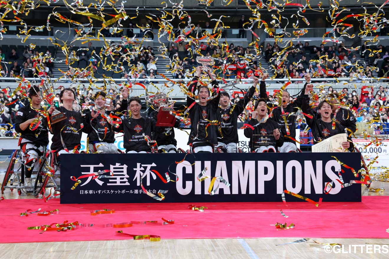 大会2連覇を達成しチーム史に新たな1ページを刻んだ、神奈川VANGUARDS | 神奈川VANGUARDSが大接戦を制し大会2連覇を果たす|天皇杯 第49回日本車いすバスケットボール選手権大会 | Glitters 障害者スポーツ専門ニュースメディア
