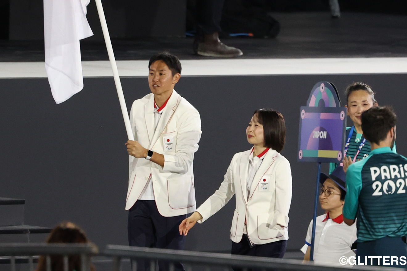 日本代表選手団の旗手をつとめた石山大輝（左）と西田杏（右） | パリ2024パラリンピック開幕！日本は史上最多の選手団で世界に挑む｜パリ2024パラリンピック競技大会 8/28【開会式】 | Glitters 障害者スポーツ専門ニュースメディア