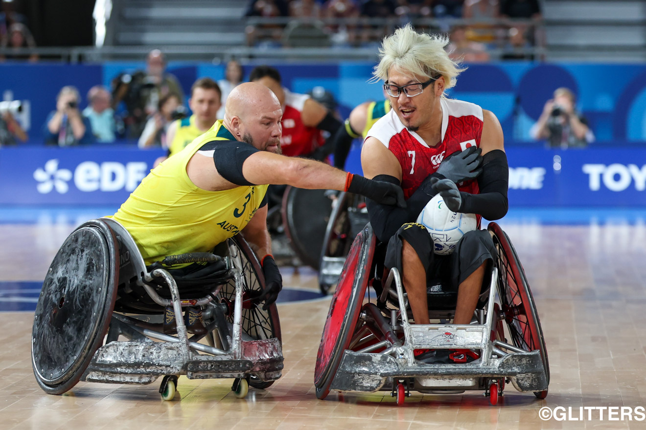 オーストラリア代表の要であるライリー・バットの激しいディフェンスにもひるまず、落ち着いてボールを運ぶ池崎大輔 | 日本は準決勝でオーストラリアを下し史上初の決勝進出!|パリ2024パラリンピック競技大会 9/1【車いすラグビー】 | Glitters 障害者スポーツ専門ニュースメディア