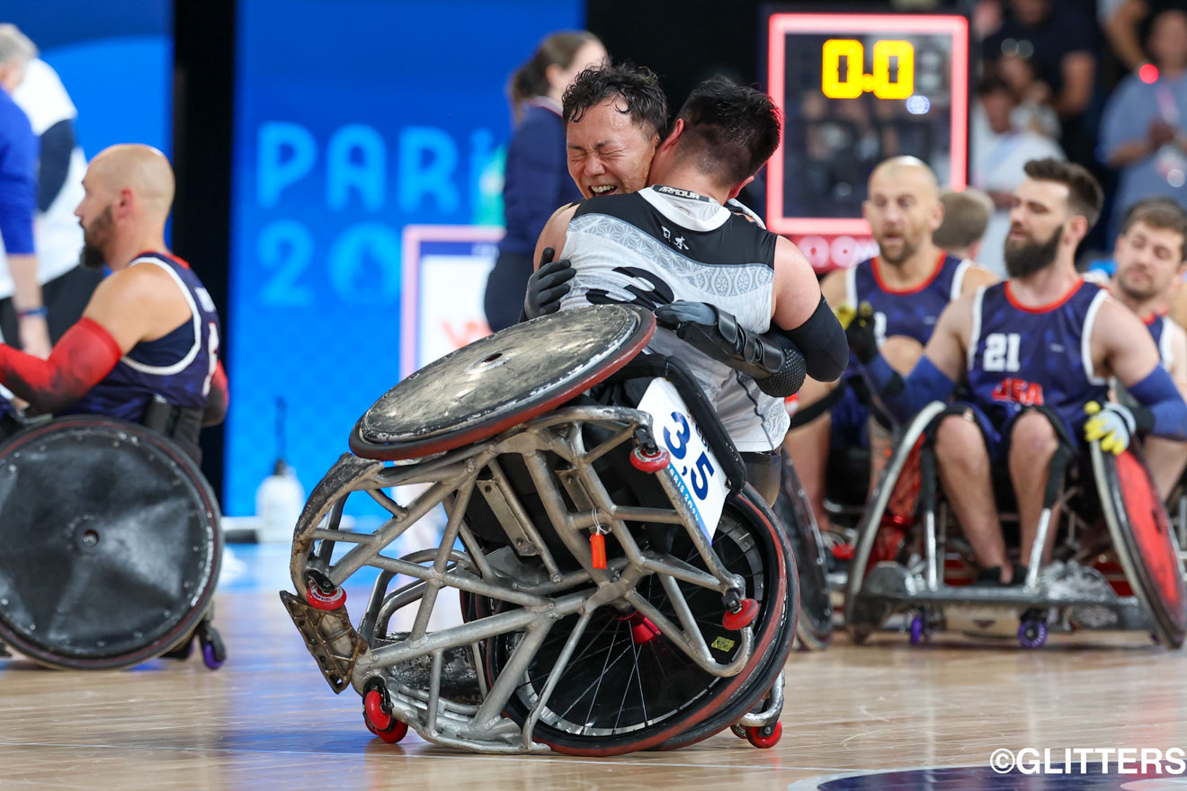 歓喜の瞬間、池 透暢と橋本勝也が抱き合う。悲願の金メダルを手にした日本代表の熱い絆が感じられる瞬間 | 最強日本、史上初のパラリンピック金メダル獲得!|パリ2024パラリンピック競技大会 9/2【車いすラグビー】 | Glitters 障害者スポーツ専門ニュースメディア