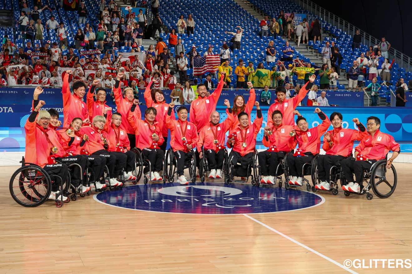 栄光の金メダルを手にした日本代表が一堂に会し、最高の笑顔で歓喜を分かち合う | 最強日本、史上初のパラリンピック金メダル獲得!|パリ2024パラリンピック競技大会 9/2【車いすラグビー】 | Glitters 障害者スポーツ専門ニュースメディア