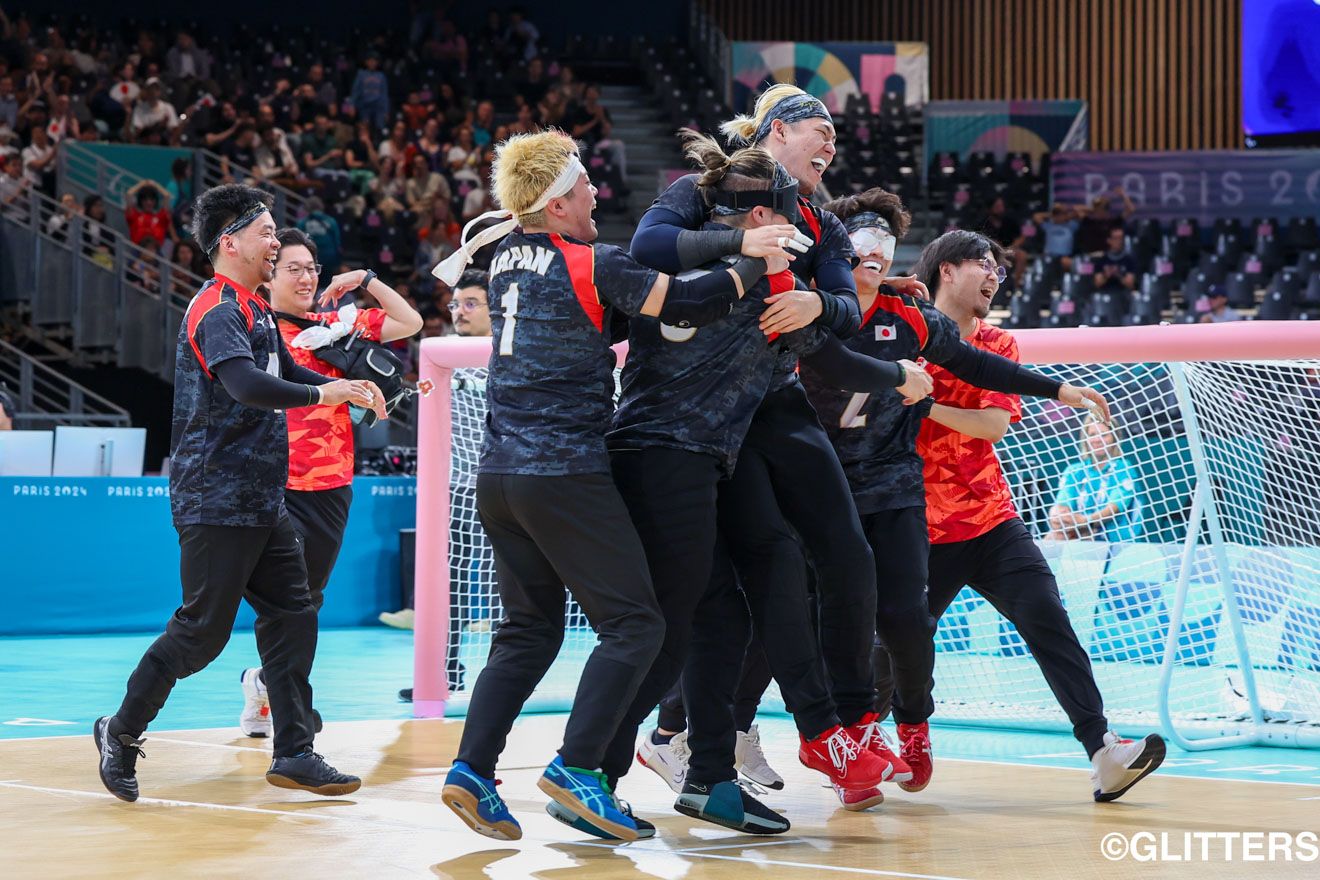 強敵中国に打ち勝ち、抱き合いながら喜びを爆発させる日本代表 | 3年前のリベンジ!東京銀メダルの中国撃破で、初のメダルが確定!|パリ2024パラリンピック競技大会 9/4【ゴールボール男子】 | Glitters 障害者スポーツ専門ニュースメディア