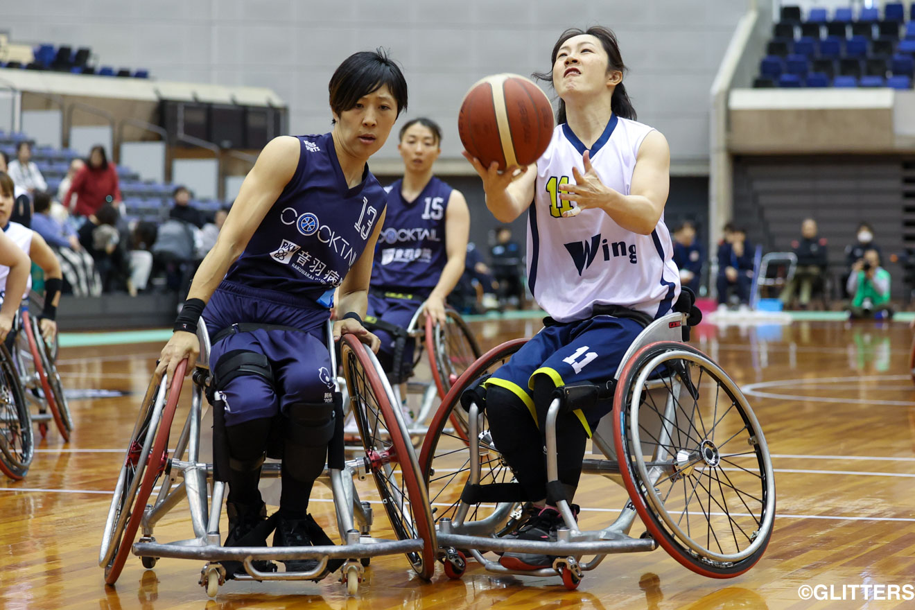 突破力のある椎名香菜子はカクテルの堅いディフェンスの隙をつき積極的にレイアップを狙う | ディフェンスで圧倒したカクテルが史上初の9連覇を達成!|皇后杯 第33回日本女子車いすバスケットボール選手権大会 | Glitters 障害者スポーツ専門ニュースメディア