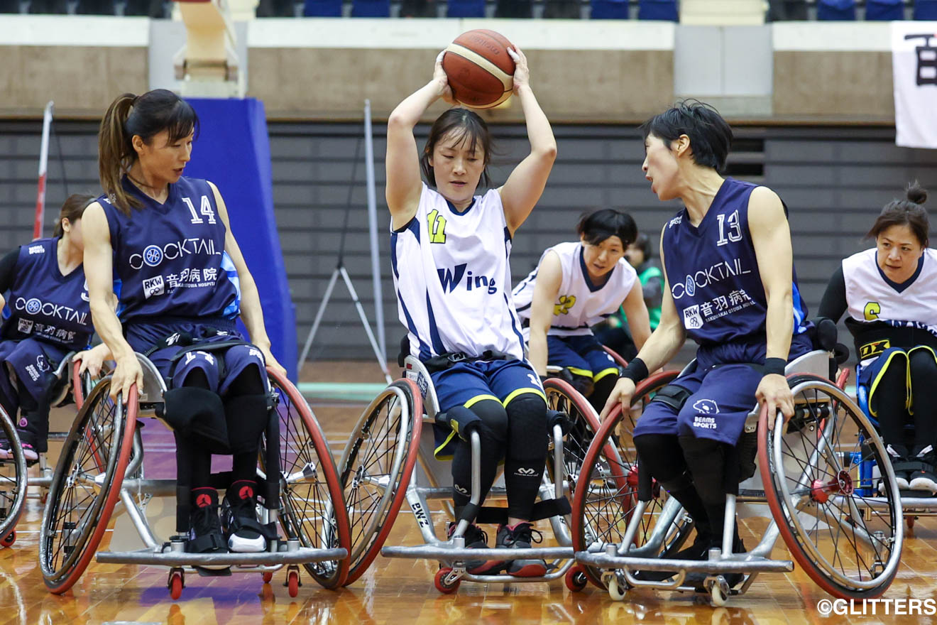 連携の取れたカクテルのディフェンスは得点を狙うWingの突破を許さなかった | ディフェンスで圧倒したカクテルが史上初の9連覇を達成!|皇后杯 第33回日本女子車いすバスケットボール選手権大会 | Glitters 障害者スポーツ専門ニュースメディア