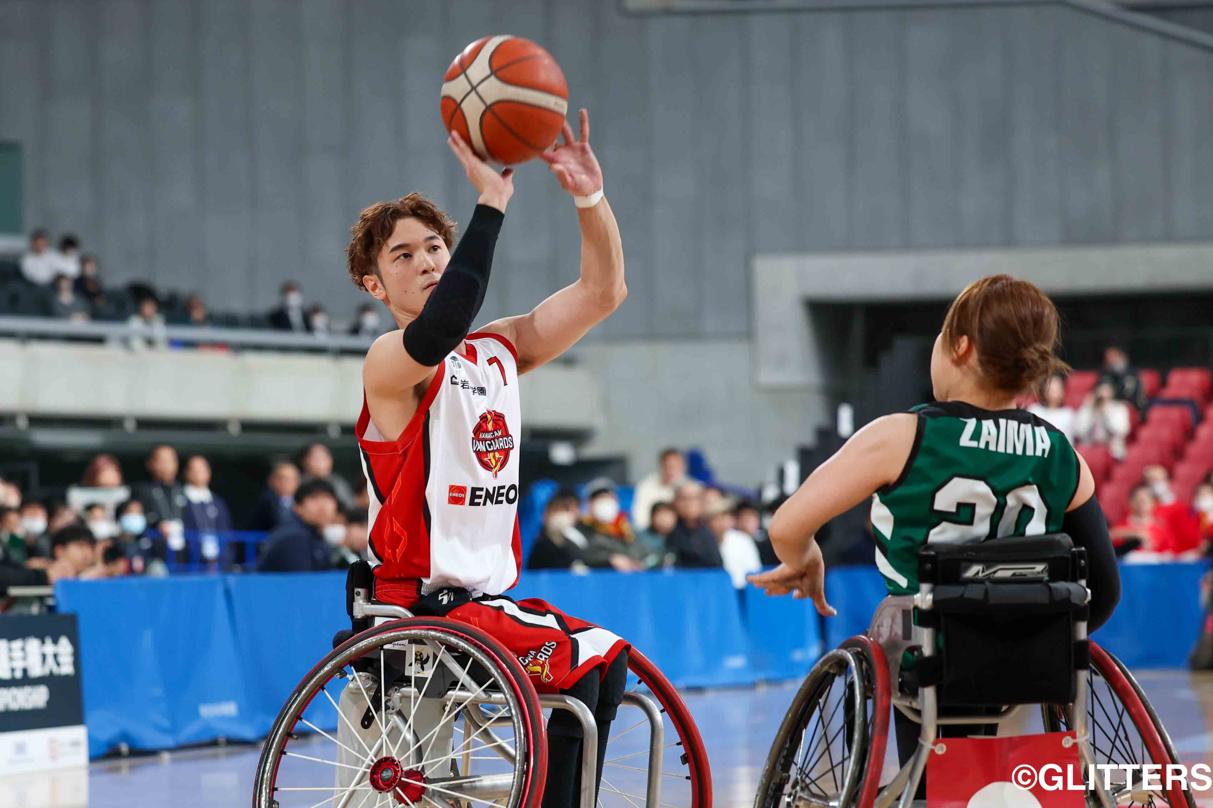試合開始13秒、ファーストショットで見事3ポイントシュートを沈めた古澤拓也 | 得点力に磨きをかけた神奈川VANGUARDSが3連覇を達成!|天皇杯 第50回記念日本車いすバスケットボール選手権大会 | Glitters 障害者スポーツ専門ニュースメディア
