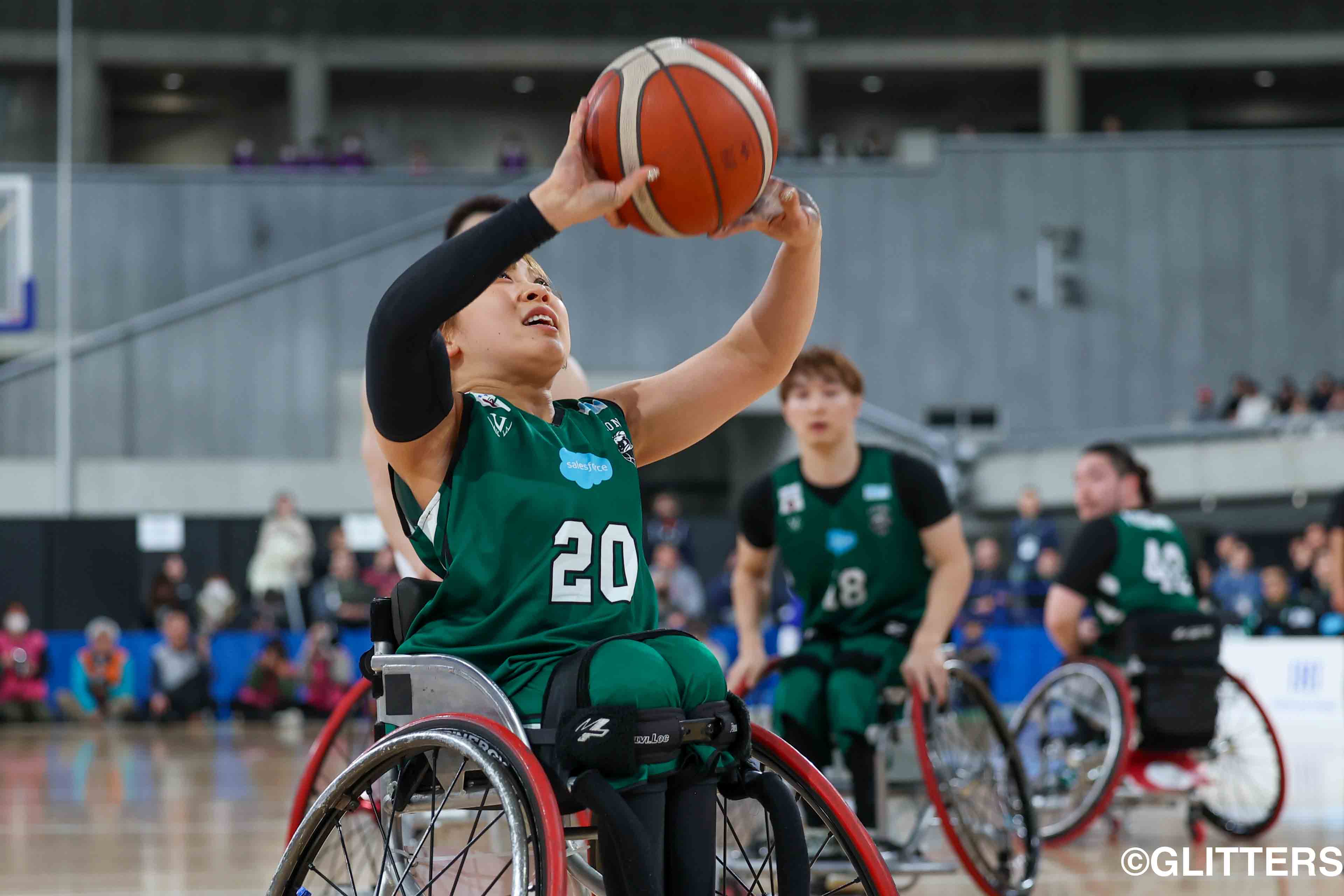 数少ないシュートチャンスをものにして、2連続得点を決めた財満いずみ | 得点力に磨きをかけた神奈川VANGUARDSが3連覇を達成!|天皇杯 第50回記念日本車いすバスケットボール選手権大会 | Glitters 障害者スポーツ専門ニュースメディア
