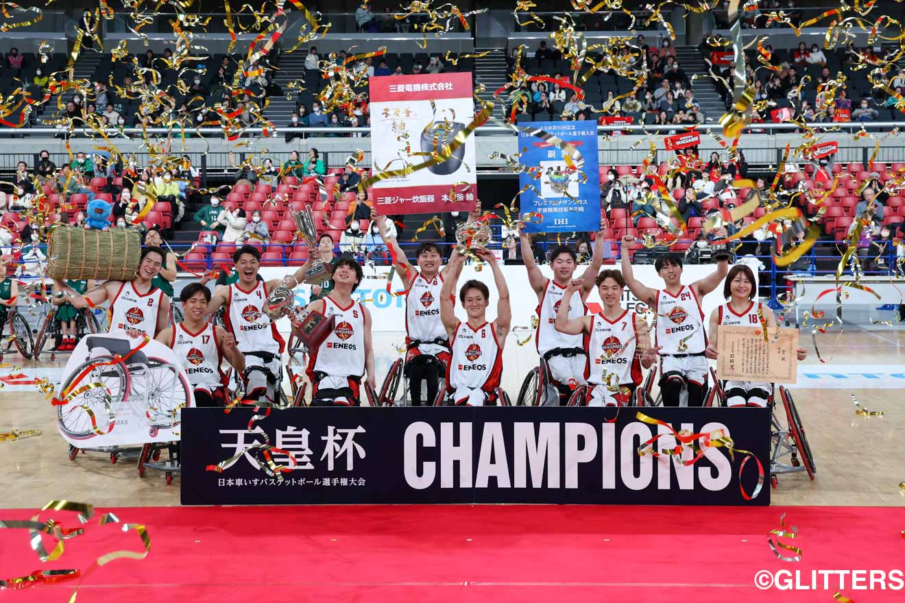 見事3連覇を果たし、笑顔で天皇杯を掲げる神奈川VANGUARDSの選手たち | 得点力に磨きをかけた神奈川VANGUARDSが3連覇を達成!|天皇杯 第50回記念日本車いすバスケットボール選手権大会 | Glitters 障害者スポーツ専門ニュースメディア