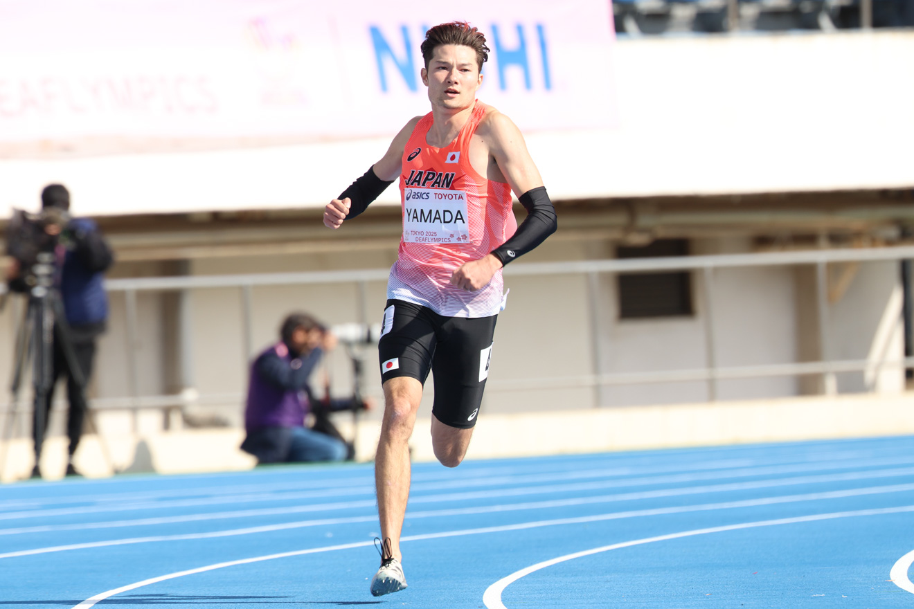 全体1位で決勝に進出した山田には陸上第1号の金メダルに期待が寄せられる | 陸上・男子100m、佐々木は連覇ならず悔しい銅メダル｜東京2025デフリンピック | Glitters 障害者スポーツ専門ニュースメディア