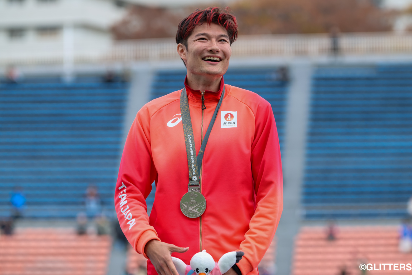 男子200mで日本記録を更新し銀メダル。喜びの表情を見せる山田真樹 | 陸上・男子200mで山田真樹が日本新で銀!男子800mでは樋口光盛が初のメダル!|東京2025デフリンピック | Glitters 障害者スポーツ専門ニュースメディア