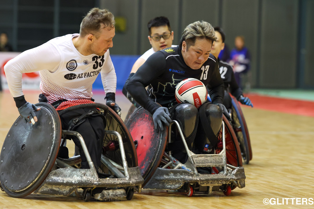 世界レベルのスピードバトルを繰り広げた島川慎一（右）とセバスチャン・ヴェルダン（左）。ヴェルダンは両チーム最多の31得点をマークした | BLITZとFreedomが全勝で決勝進出｜第27回車いすラグビー日本選手権大会 | Glitters 障害者スポーツ専門ニュースメディア