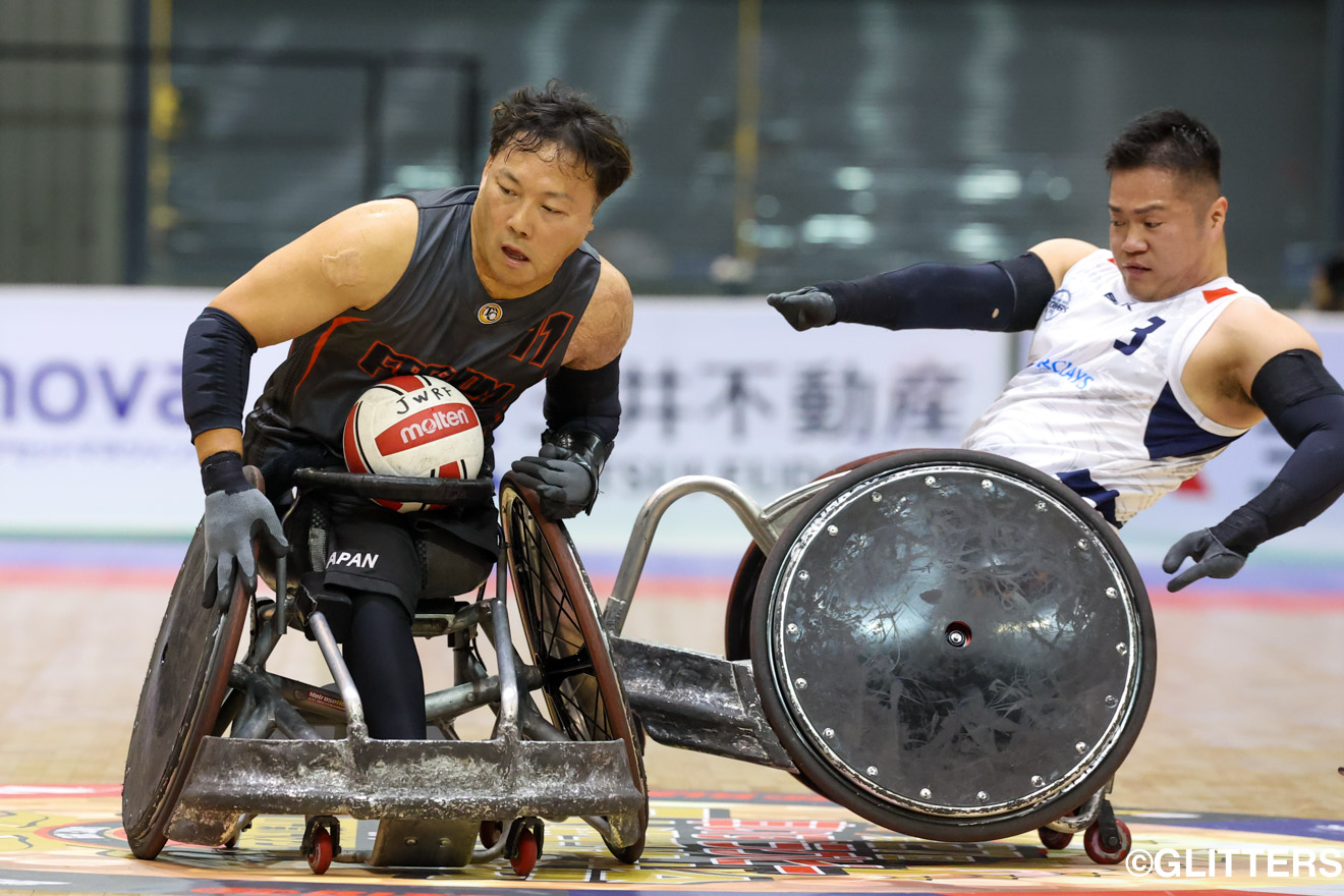透暢(左)がHCを兼任するFreedomが安定したディフェンスで決勝への切符をつかみとった。STORMERSの橋本勝也(右)は大きな悔しさをにじませた | BLITZとFreedomが全勝で決勝進出|第27回車いすラグビー日本選手権大会 | Glitters 障害者スポーツ専門ニュースメディア