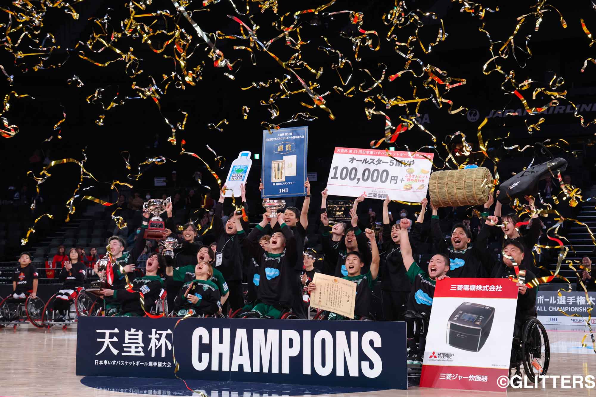 悲願の大会初優勝を果たし、天皇杯を高々と掲げる埼玉ライオンズの選手たち | 埼玉ライオンズが“3度目の正直”で悲願の初V!|天皇杯 第51回日本車いすバスケットボール選手権大会 | Glitters 障害者スポーツ専門ニュースメディア